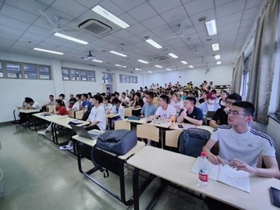 国际著名数学家Yurii Nesterov教授为理学院数学系本科生授课